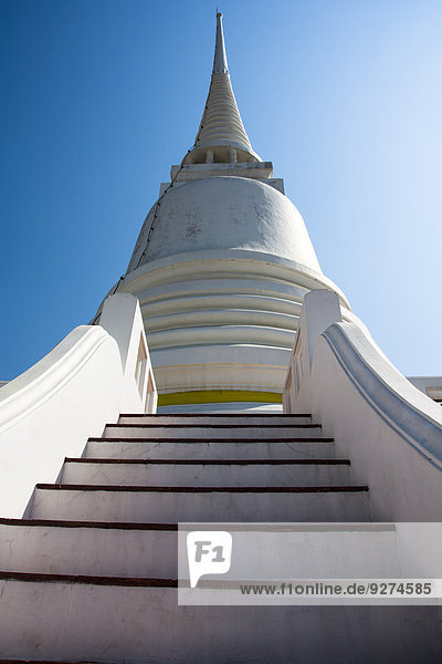 Weißer Stupa eines buddhistischen Tempels in Ayutthaya  Thailand