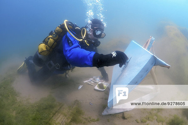 Der Unterwasser-Künstler Yuriy Alexeev, Yuri Alekseev, malt ein Bild unter Wasser, Baikalsee, Listwjanka, Oblast Irkutsk, Sibirien, Russland