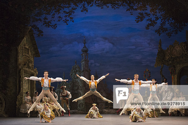 Aufführung des Balletts Coppelia  English National Ballet  London Coliseum  London  England  Großbritannien