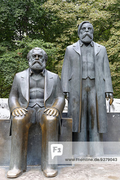 Bronzefiguren von Karl Marx und Friedrich Engels  Marx-Engels-Forum  Berlin  Deutschland