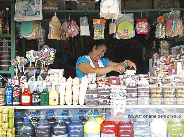 Frau verkauft Süßigkeiten und Getränke aus Zuckerrohr  Puyo  Provinz Pastaza  Ecuador
