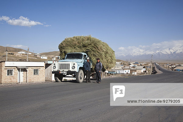 stehend Mann beladen Lastkraftwagen Kirgistan
