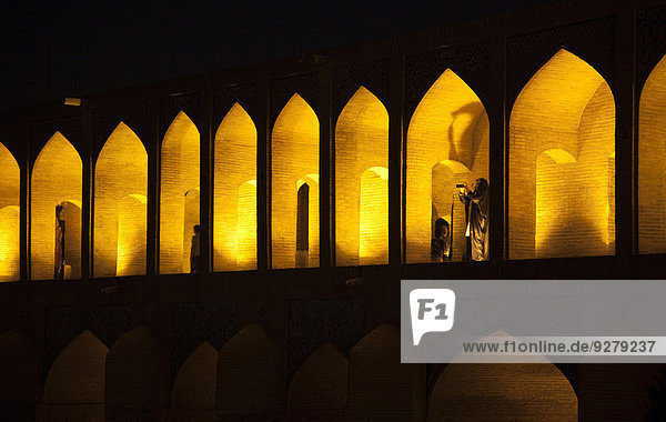 Si-o-se Pol  33-Bogen-Brücke  beleuchtet  Isfahan  Esfahan  Iran