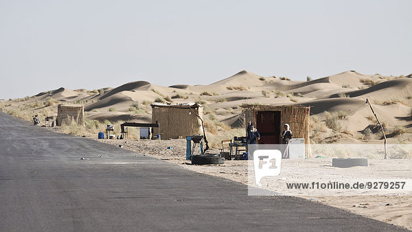 Hütten an der Straße  Derweze oder Darvaza  Wüste Karakum  Dashoguz  Turkmenistan
