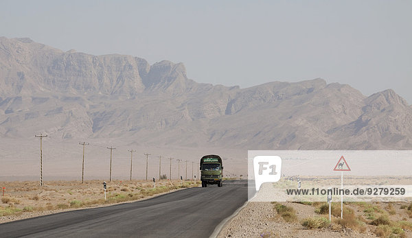 Straße in der Wüste  Dasht-e Kavir  Semnan  Iran