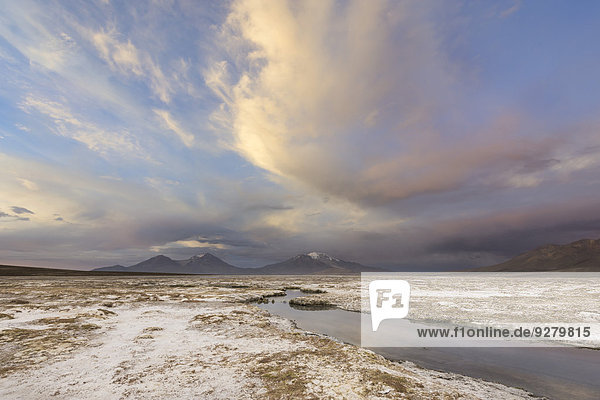 Berge und Wolken im Abendlicht am Salzsee Salar de surire  Putre  Región de Arica y Parinacota  Chile