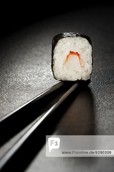 Maki-Sushi mit Surimi  Essstäbchen