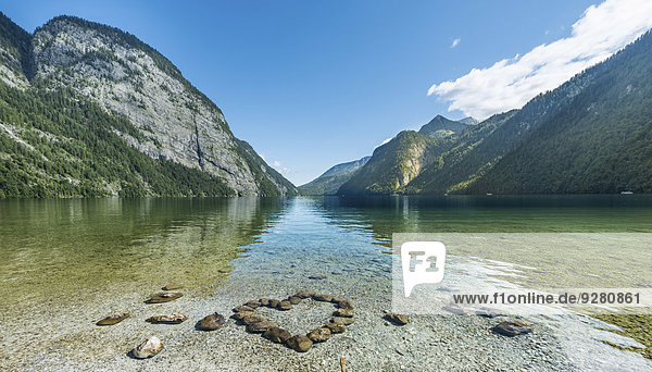 Herz aus Steinen im Wasser  Ausblick über den Königsee  Nationalpark Berchtesgaden  Berchtesgadener Land  Oberbayern  Bayern  Deutschland