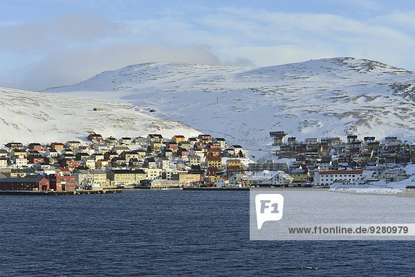 Hafen Berg Gebäude frontal Norwegen Insel