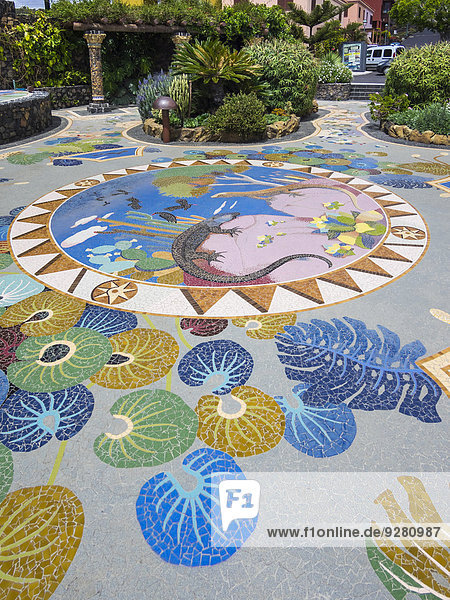Bodenmosaik,  Plaza La Glorieta,  gestaltet von Luis Morera,  Las Manchas,  La Palma,  Kanarische Inseln,  Spanien