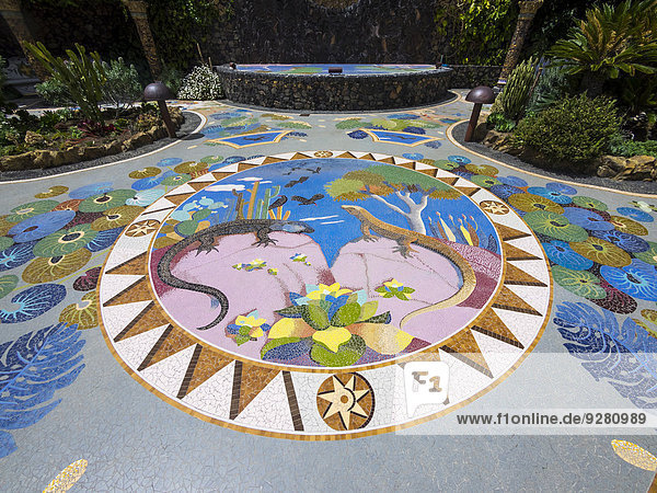 Bodenmosaik  Plaza La Glorieta  gestaltet von Luis Morera  Las Manchas  La Palma  Kanarische Inseln  Spanien