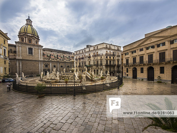 Brunnen Fontana della Vergogna auf der Piazza Pretoria vom Florentiner Bildhauer des Manierismus Francesco Camilliani 1554 1555 hinten die Kirche San Giuseppe dei Teatini Palermo Sizilien Italien