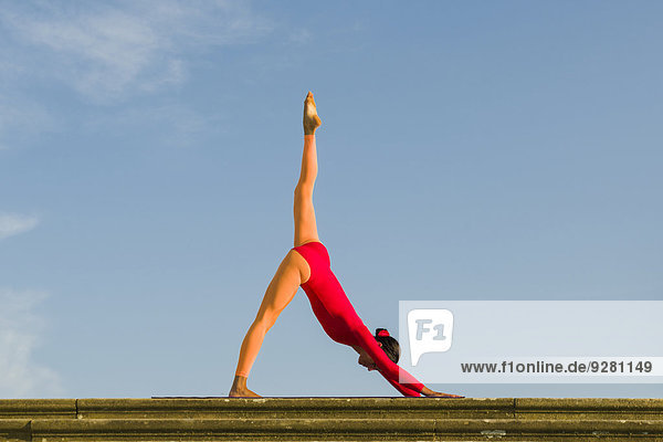Außenaufnahme junge Frau junge Frauen zeigen Yoga freie Natur Pose üben