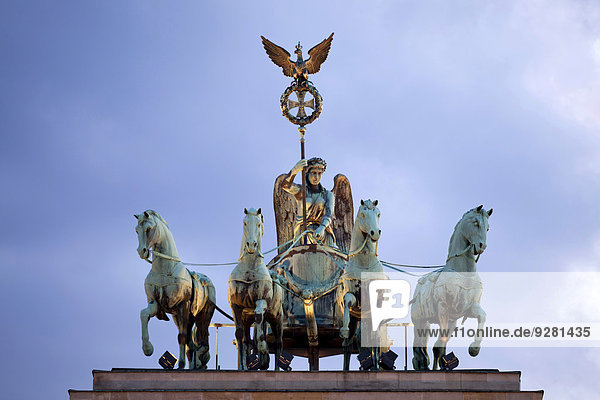 Angestrahlte Quadriga auf dem Brandenburger Tor  Berlin  Deutschland