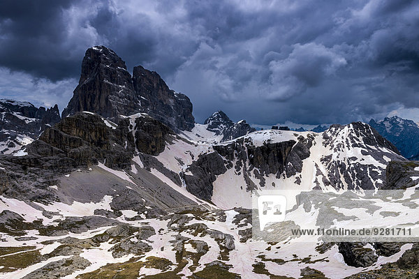 Elferkofel mit dramatischem Himmel  Sexten  Dolomiten  Südtirol  Italien