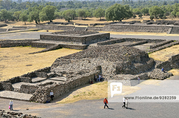 Überreste einer Opferstätte und von Nebengebäuden an der Piramide del Sol oder Sonnenpyramide  UNESCO Weltkulturerbe Ausgrabungsstätte Teotihuacan  México  Mexiko