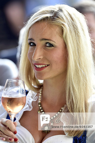 Junge Frau im Dirndl  mit Weinglas  Stuttgart  Baden-Württemberg  Deutschland