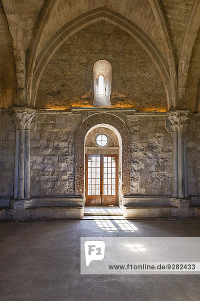 Saal  Fenstereinfassung aus Breccia rossa  Castel del Monte  Burg  UNESCO Weltkulturerbe  1240 ? 1250 erbaut  Andria  Provinz Barletta-Andria-Trani  Apulien  Italien