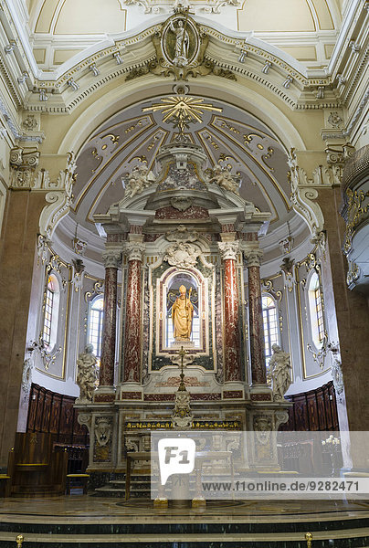Chor mit Barockaltar  Kollegiatskirche San Martino  Barock  Martina Franca  Apulien  Italien