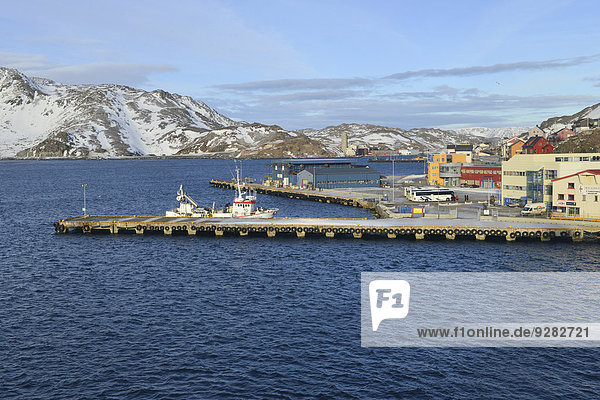Hafenmole mit Schiff in Bucht  Honningsvåg  Insel Magerøya  Finnmark  Norwegen