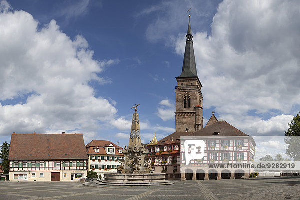 Rathaus  evangelisch-lutherische Stadtkirche St. Johannis und St. Martin  Schöner Brunnen  Königsplatz  Schwabach  Mittelfranken  Bayern  Deutschland