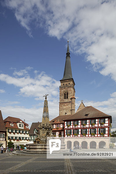 Königsplatz  Rathaus  evangelisch-lutherische Stadtkirche St. Johannis und St. Martin  erbaut 1469 - 1495  Schöner Brunnen  Schwabach  Mittelfranken  Bayern  Deutschland
