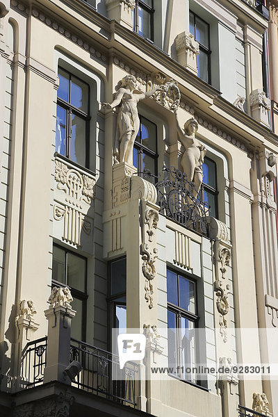 Lifestyle halten Kunst Statue 2 Blumenkranz Kranz Riga Hauptstadt Fassade Hausfassade Lettland Hausfassade