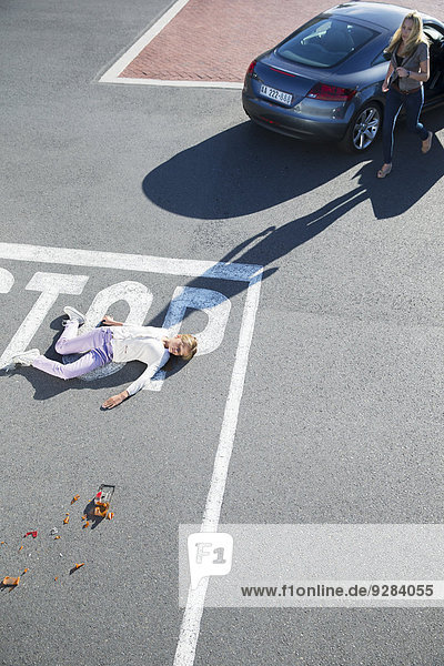 Fahrer eilt zum verletzten Mädchen auf der Straße