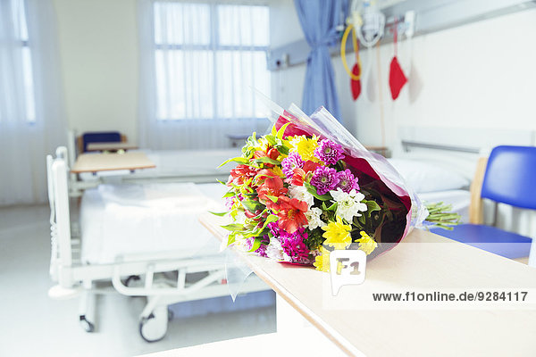 Blumenstrauß im Krankenhauszimmer