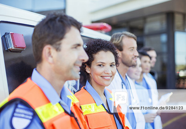 Sanitäter  Ärzte und Krankenschwestern lächeln mit dem Krankenwagen