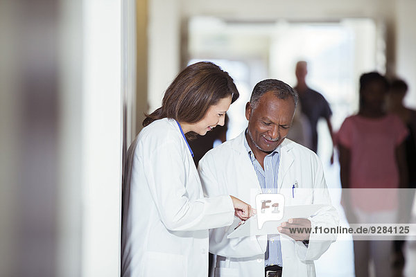 Ärzte lesen Krankenblatt im Krankenhaus