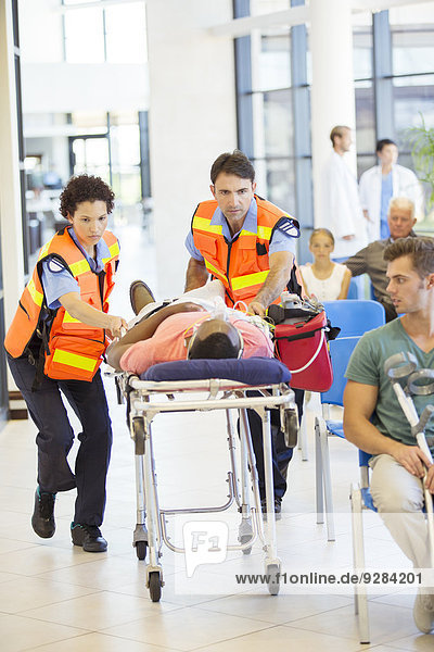 Rettungssanitäter im Krankenhaus