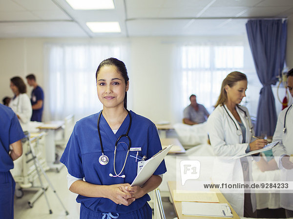 Krankenschwester lächelt im Krankenhauszimmer