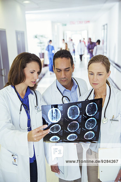 Ärzte untersuchen Röntgenstrahlen im Krankenhausflur