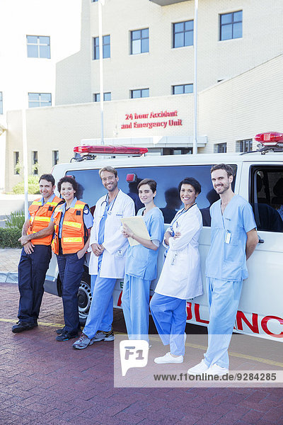 Ärzte  Krankenschwestern und Sanitäter lächeln per Krankenwagen