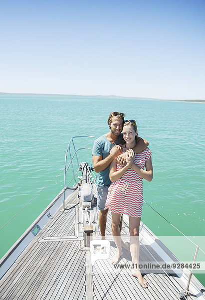Paar steht zusammen auf dem Boot