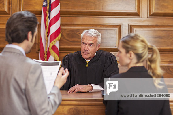 Rechtsanwälte plädieren für eine gerichtliche Entscheidung