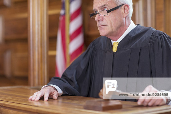 Richter schlägt Hammer vor Gericht