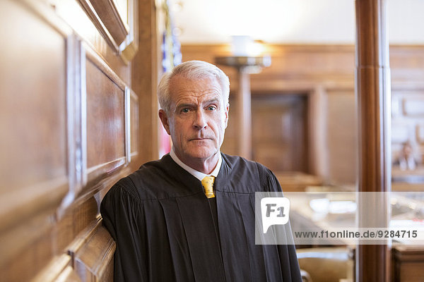 Richter im Gerichtssaal stehend