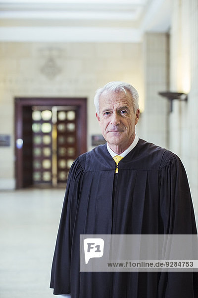 Richter lächelt im Gerichtsgebäude