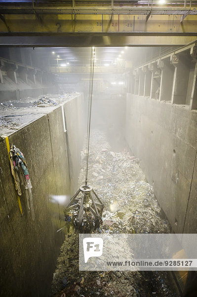 Ein Kran transportiert Müll in Verbrennungsöfen im Müllheizkraftwerk  Essen-Karnap  Nordrhein-Westfalen  Deutschland