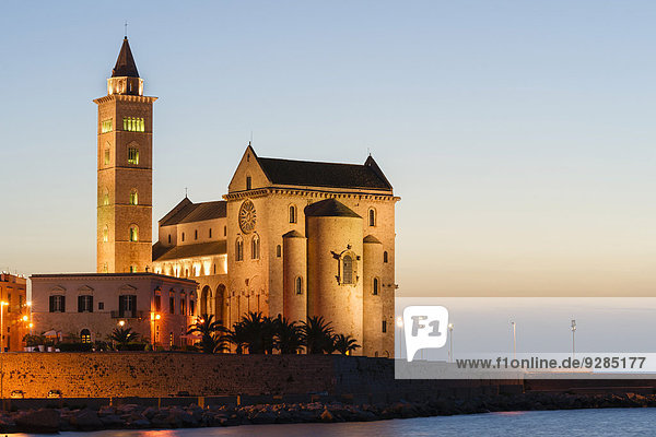 Blaue Stunde  normannische Kathedrale von Trani  11. Jh.  Trani  Provinz Bari  Apulien  Italien