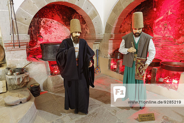 Lebensgroße Figuren von Derwischen auf Basar  Mevlana-Kloster oder Mevlana Museum  Konya  Zentralanatolien  Anatolien  Türkei