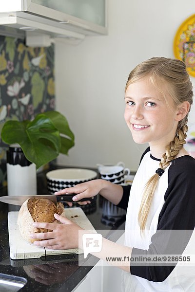 Brot schneiden Küche Mädchen