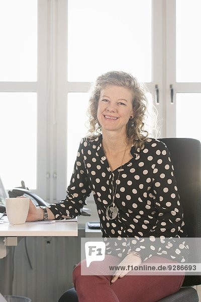 Frau arbeiten Büro Mittelpunkt Erwachsener