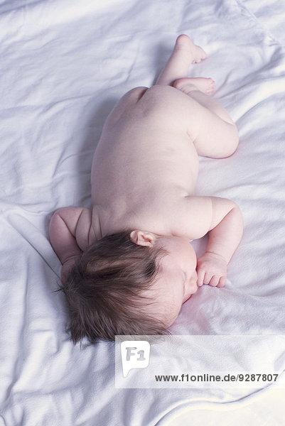 Baby auf dem Bauch liegend auf dem Bett  hohe Blickwinkel