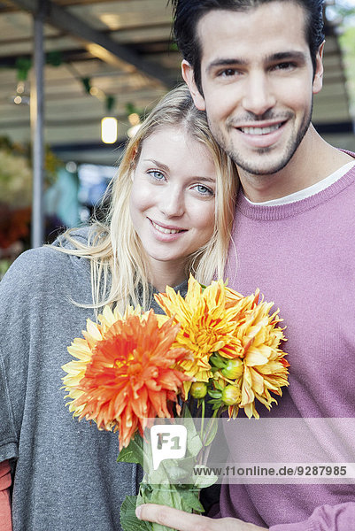 Paar mit Blumenstrauß  Portrait
