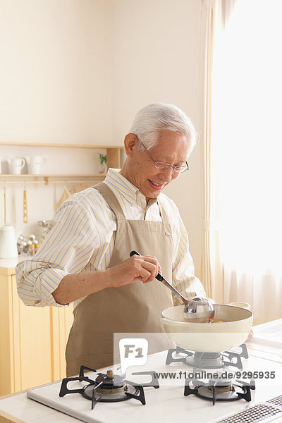 Senior Senioren kochen Mann Erwachsener japanisch