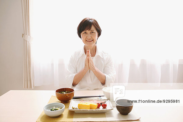 Senior Senioren Frau essen essend isst Erwachsener japanisch
