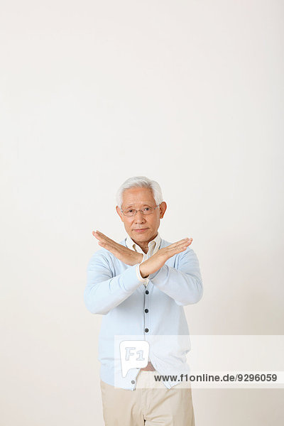 Senior Senioren Mann Wand weiß Erwachsener japanisch